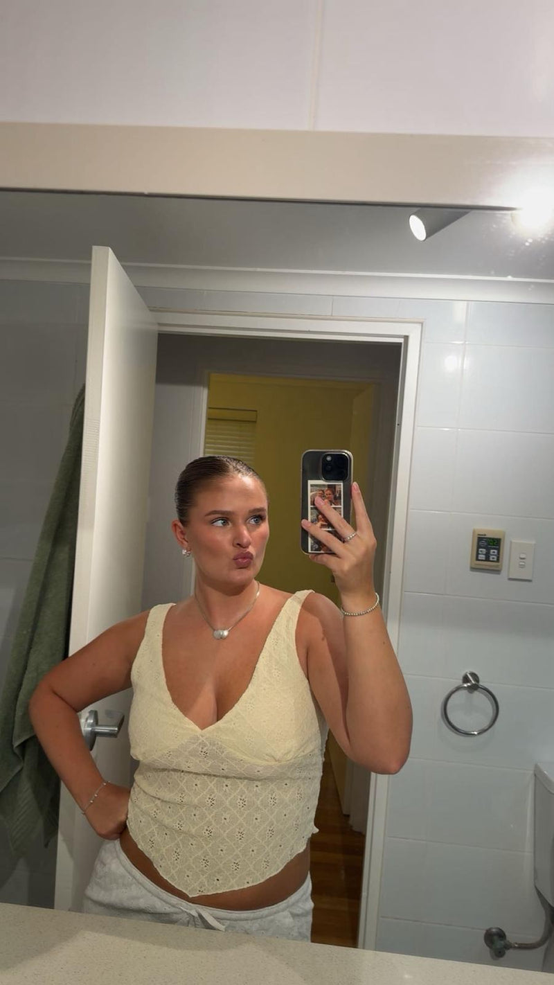 Mirror selfie of a girl wearing Noosa tan